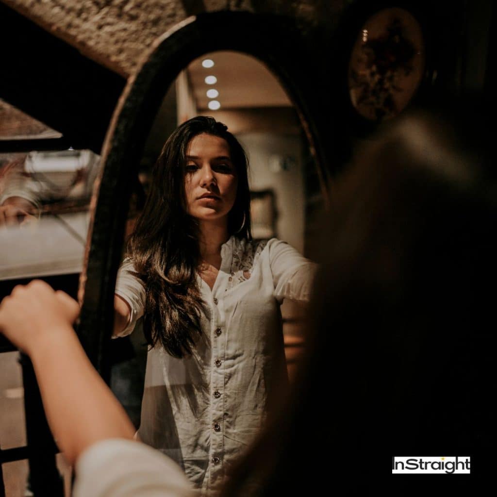 women checking mirror but how to know which mirror is accurate